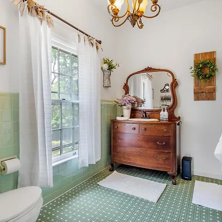 Beland Mansion-Blooming Garden Suite! Fort Smith Exterior photo