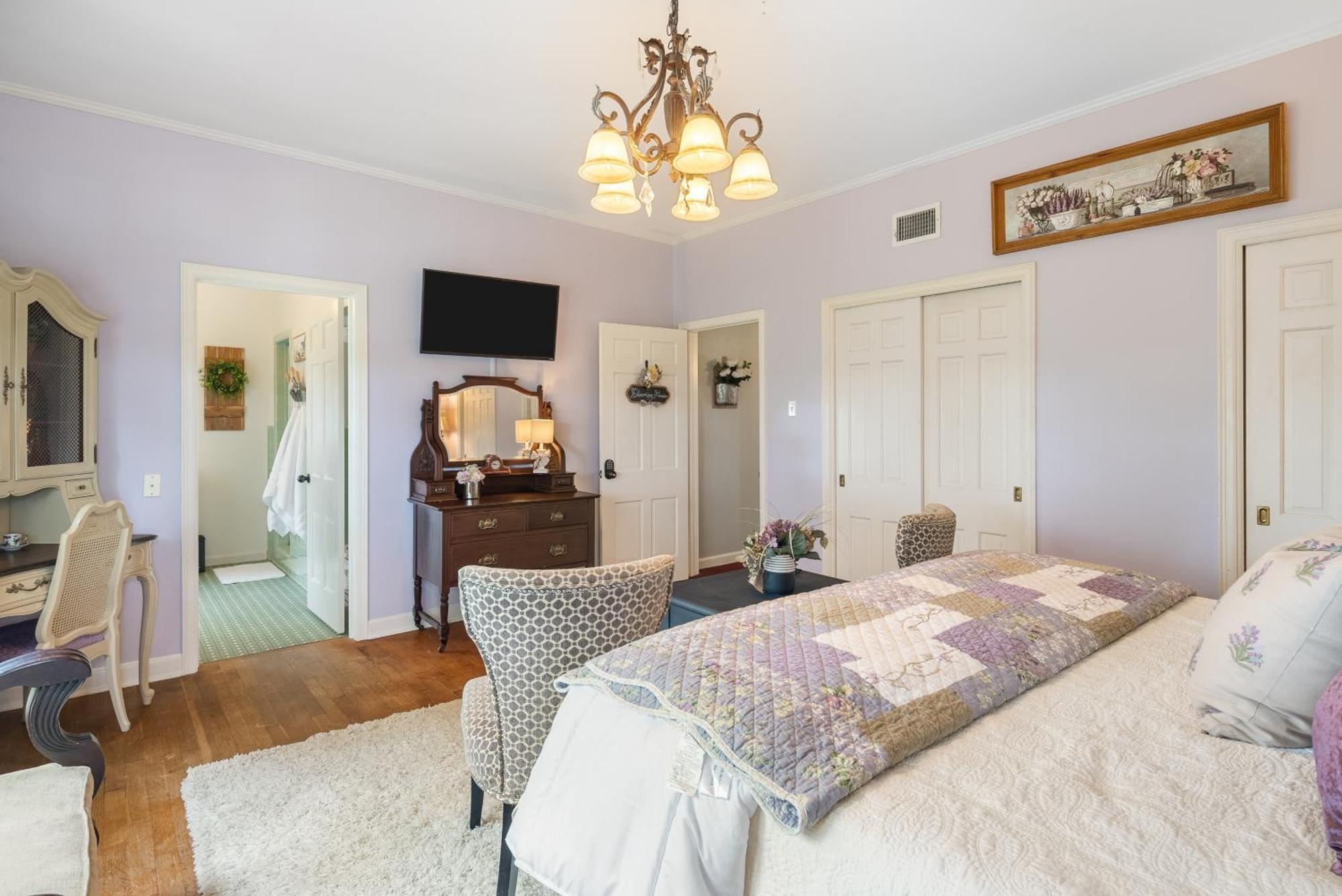 Beland Mansion-blooming Garden Suite! Holiday home